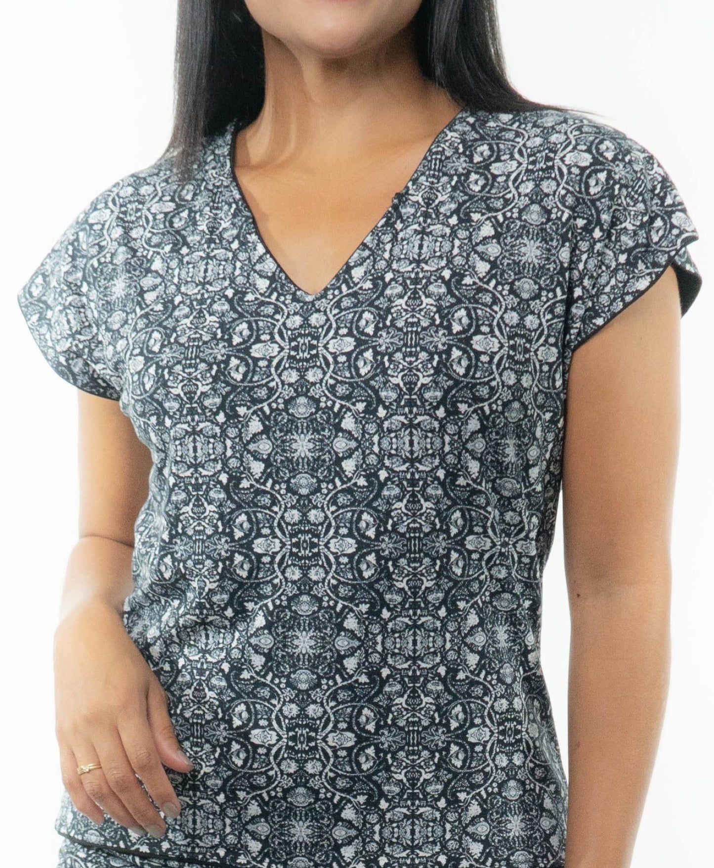 VICTORIA Top: 9  in 1. Black/B&W Print